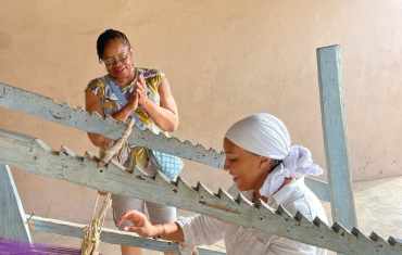 Handwoven textile craft demonstration in Ghana with local artisans at Timeh Tours.